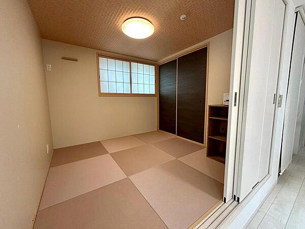 リビング横の和室は小上がりとなっておりホッと一息つくことができます。