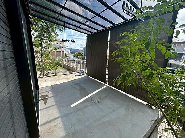 リビングの外はテラス屋根がついており、洗濯物を干したりするのに便利です。サンシェードで日差し・視線をブロックできます。水栓もございますのでお子様のプール遊びにもピッタリです！