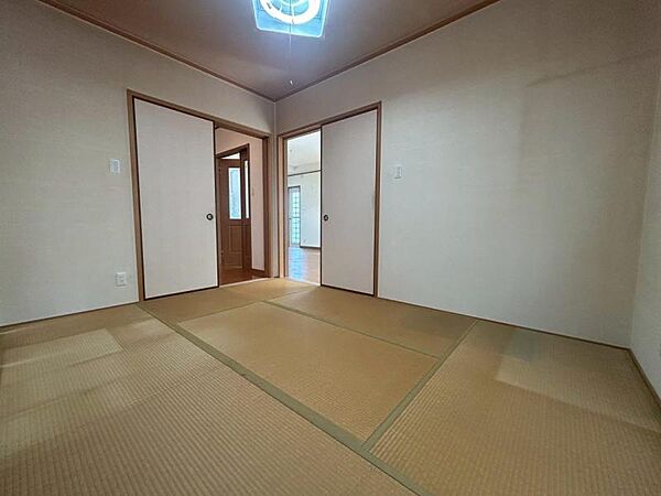 ほっと一息のつける和室もございます。玄関から入れますので来客時にも便利です。
