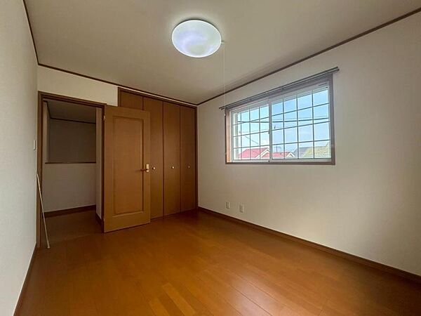 北側の洋室約6帖。収納もバッチリあります。シャッター雨戸付で防犯もバッチリです。