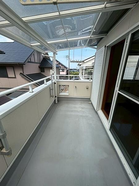 バルコニー屋根付きで急な雨でも安心して出掛けられます。天気のいい日は海も見えます。
