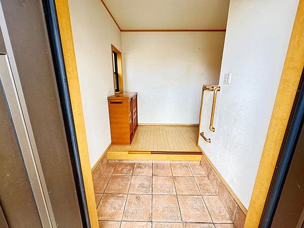 暖かな日差しが気持ちいい玄関。子供たちが元気に出掛けられそうですね。