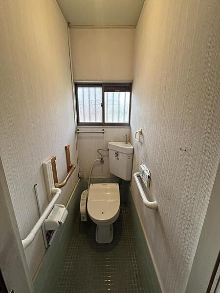 手すりのあるトイレです。