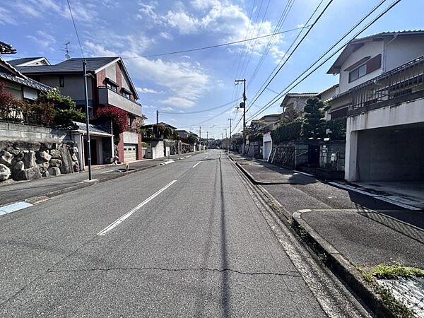 前面道路には歩道がございますので安心です。
