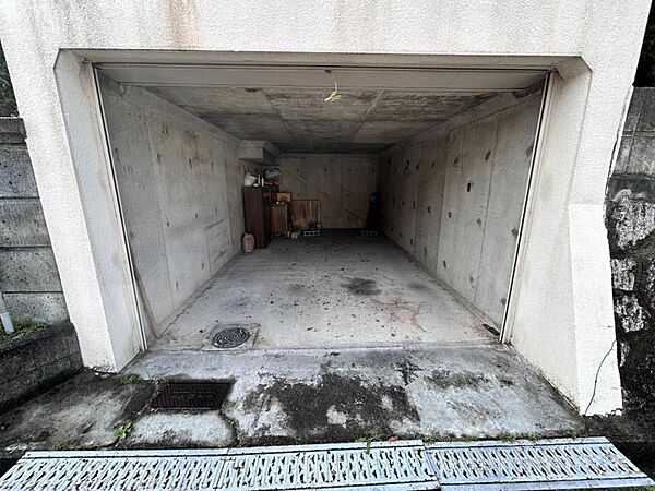 堀車庫です。幅約2.9ｍ・高さ約1.9ｍ・奥行き約5ｍございます。