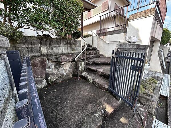 アプローチには手すりが設置されています。