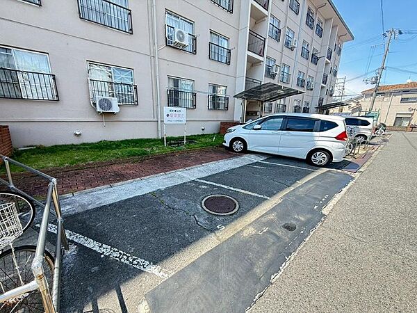 駐車場付きで、マイカー派の方にも安心です。