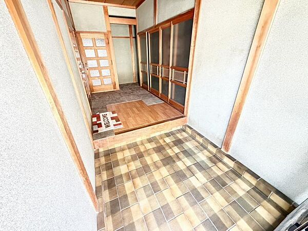 シンプルで落ち着いたデザインの玄関が魅力です。