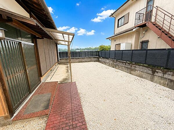 落ち着いた色合いで、周囲の街並みに馴染む外観です。