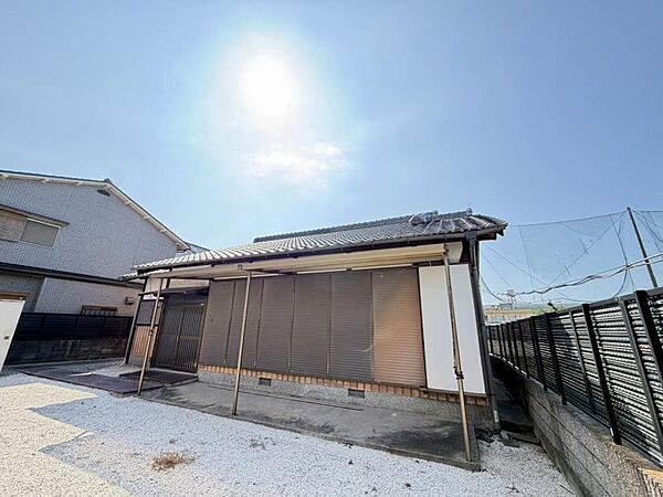 静かな住宅街に位置し、落ち着いた住環境が魅力です。