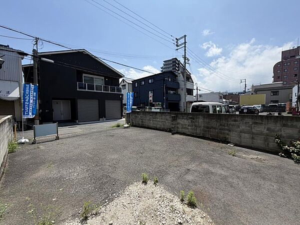 静かな住宅街に位置し、落ち着いた住環境が魅力です。