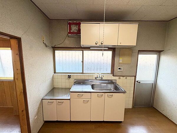 窓からここちよい日差しが差し込むキッチン♪