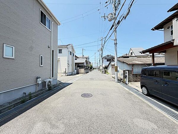 前面道路も広々です♪