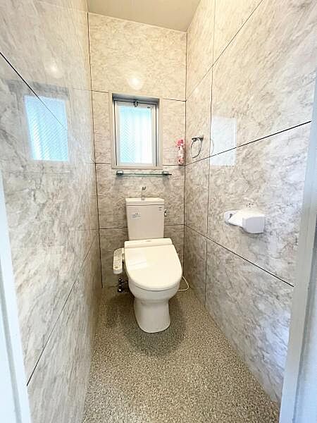 小窓付きのシンプルで使いやすいトイレです♪