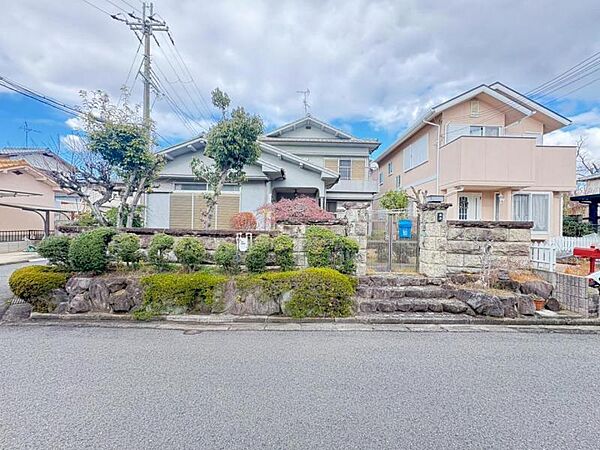 土地面積241.42平米の角地です♪