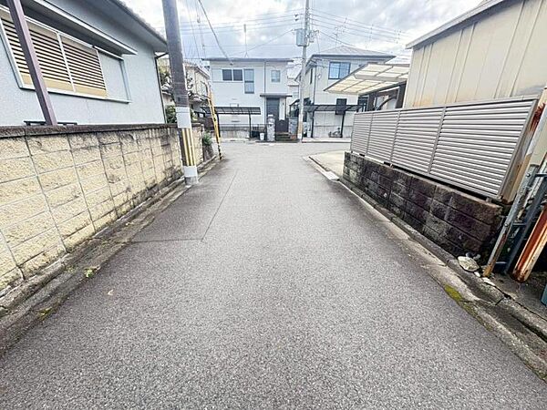 西側前面道路約4.6ｍあります♪