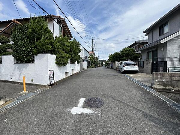 前道は通り抜けが少なく安心の環境です。