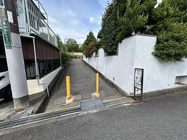 南側隣接地に遊歩道がございます。