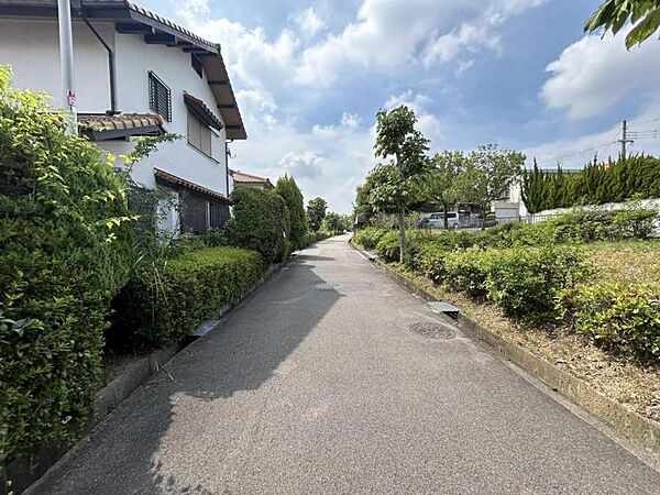 小学校・中学校まで車の通らない遊歩道で通学可能です。