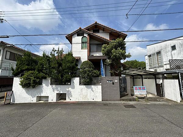 道路の傾斜は緩やかで立派な間口です。