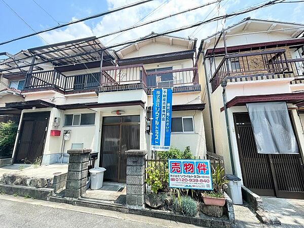 落ち着いた色合いで周囲の街並みに馴染む外観です♪