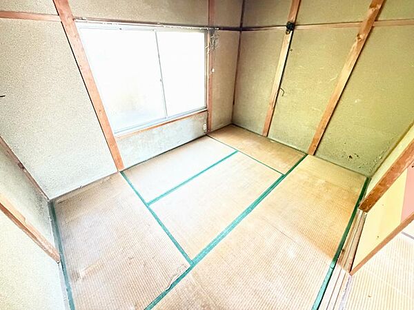 大きな窓から明るい光が差し込みます♪