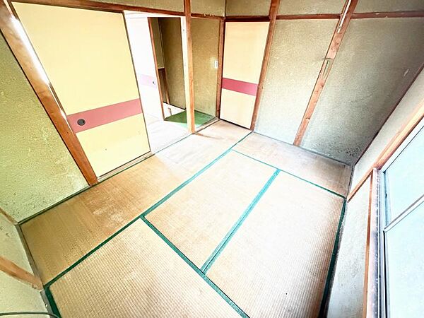 襖を開けると開放的な和室です♪
