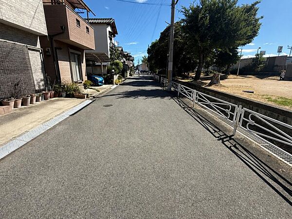 反対方向から見た前面道路。戸建住宅が並ぶ落ち着いた街並みです♪