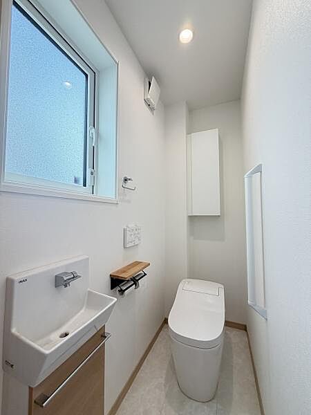 広々としたトイレ空間で、圧迫感を感じることなく快適に使用できます。