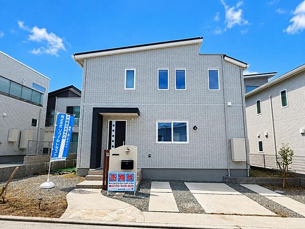 落ち着いた色合いで、周囲の街並みに馴染む外観です。