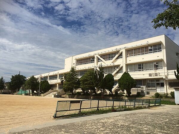 長坂小学校まで徒歩約14分♪