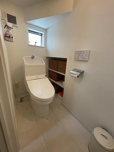 広々としたトイレ空間で、圧迫感を感じることなく快適に使用できます。