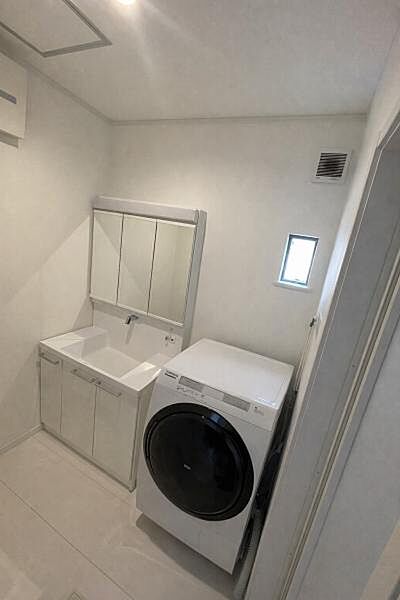 使い勝手の良い洗面台で、朝の準備もスムーズにこなせます。