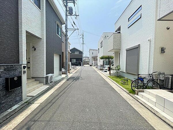 幅員のある道路で、車の出入りもスムーズに行えます。