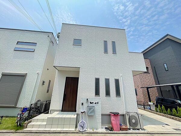 落ち着いた色合いで、周囲の街並みに馴染む外観です。