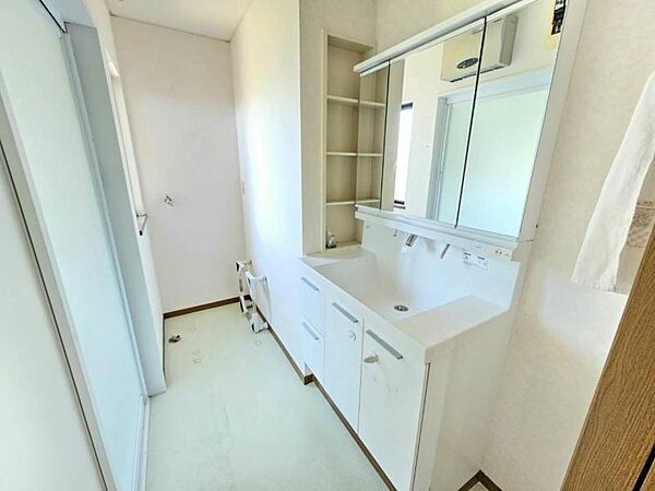 朝の身支度にも便利な独立洗面台♪
