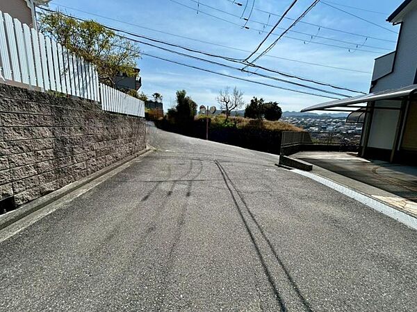 前面道路も広く、お車の出し入れもスムーズです♪
