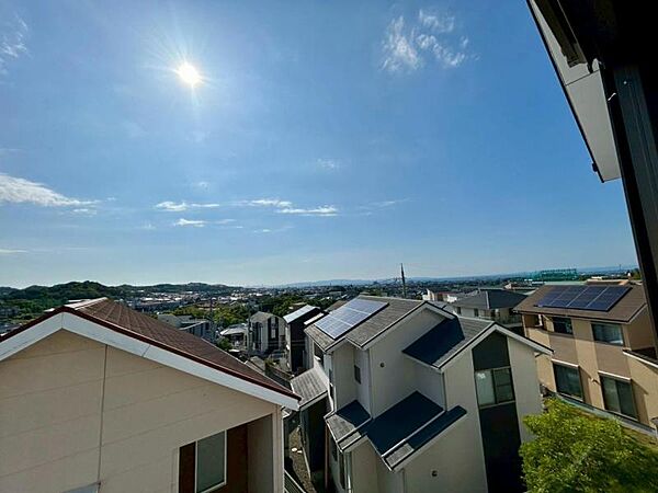 こちらのお部屋からは天気が良いと淡路島まで見ることができます♪