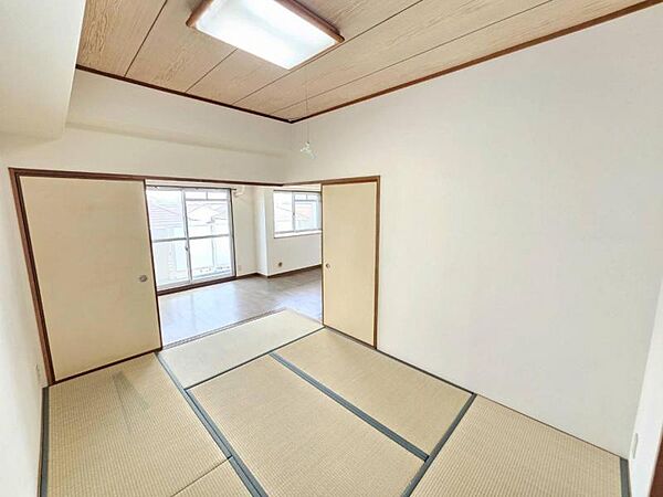 リビングに面しており扉を開くと開放感がございます♪