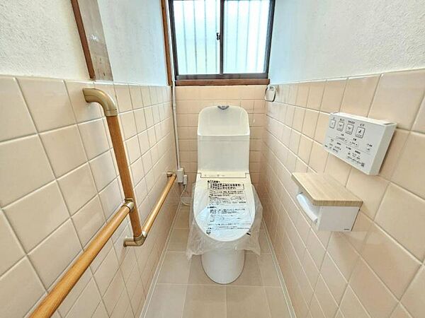保温・洗浄機能付きのトイレです♪