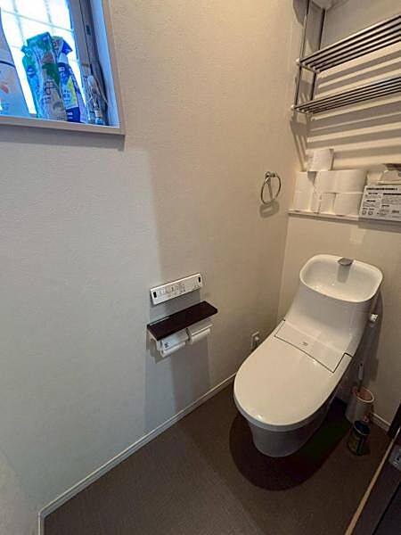 白基調の清潔感のあるトイレです！