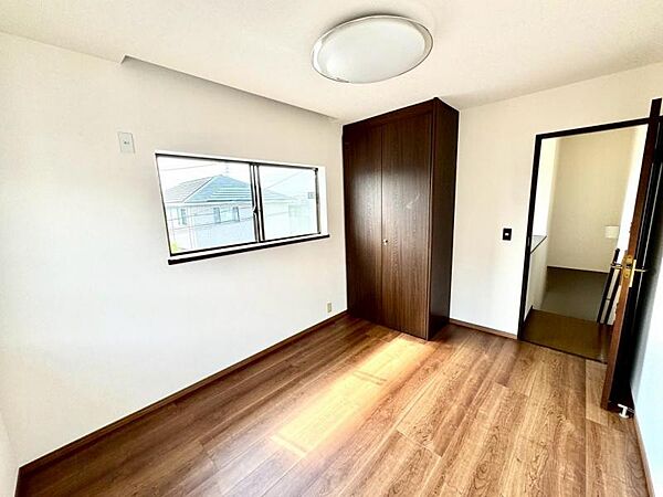 2階の洋室です！収納もありお部屋スッキリ！