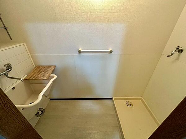 洗濯置き場の向かいにスロップシンクがあり、洗濯やお掃除にも便利です♪