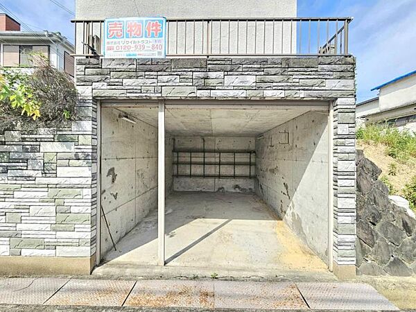 屋根付き駐車場のため雨の日も安心です♪