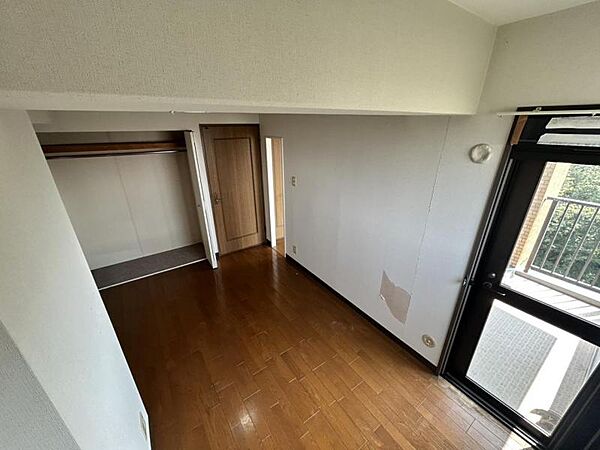 こちらのお部屋も先ほどの居室同様、バルコニーに面しております♪