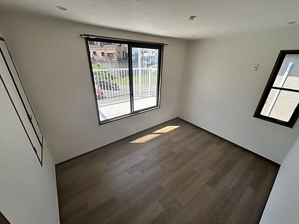 こちらは2面採光の日当たりのいいお部屋です♪