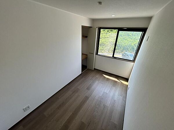 こちらは約5帖のお部屋です♪