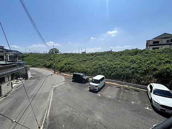 こちらのバルコニーからは、角地ならではの広々とした景色が見渡せます♪