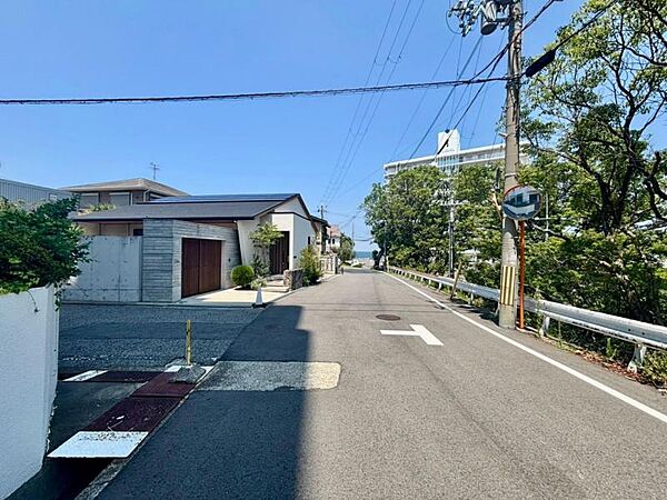 前面道路はお車が十分通過できる道幅です！