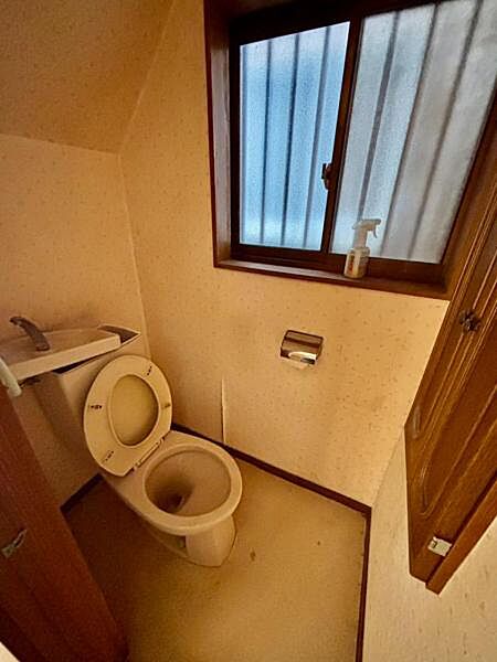 窓付きで換気・採光ともに良好なトイレです！